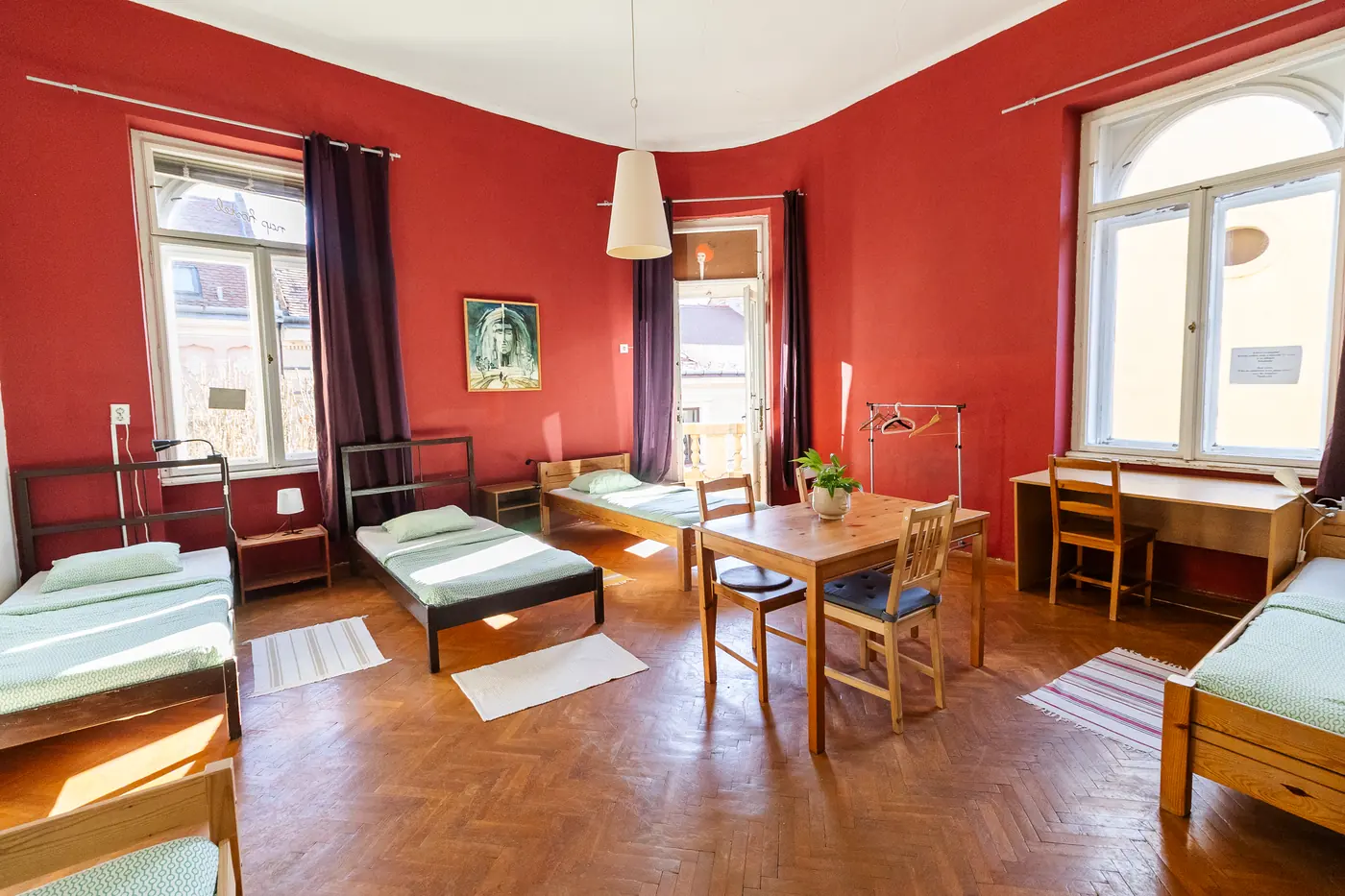 A 7 ágyas, erkélyes koedukált hálóterem