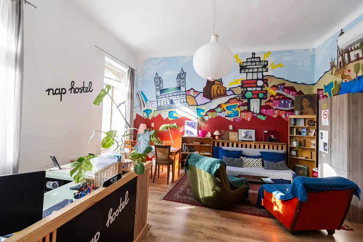 A recepció és a közös nappali a pécsi falfestménnyel