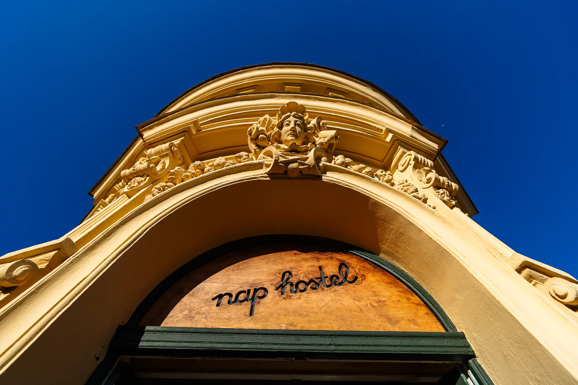 A ház erkélye a Nap Hostel felirattal