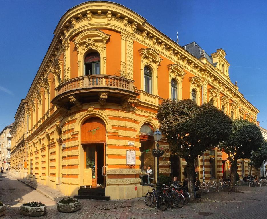 A ház a Király utca és a Szent Mór utca sarkán