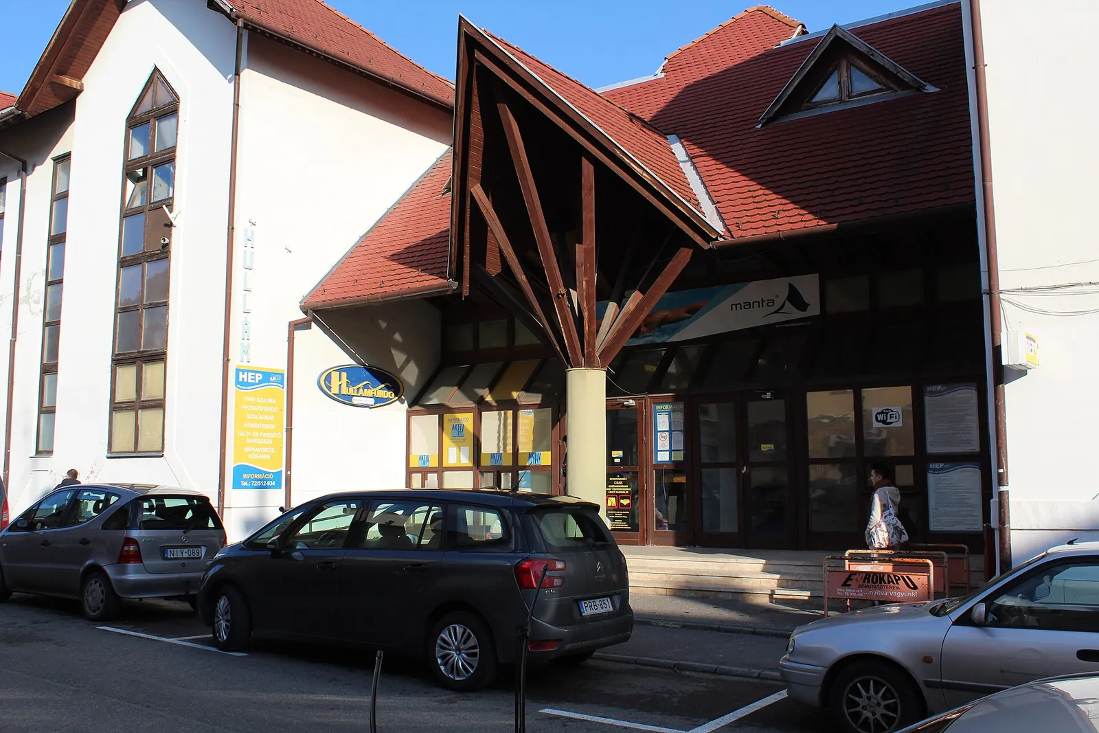 A pécsi Hullámfürdő bejárata