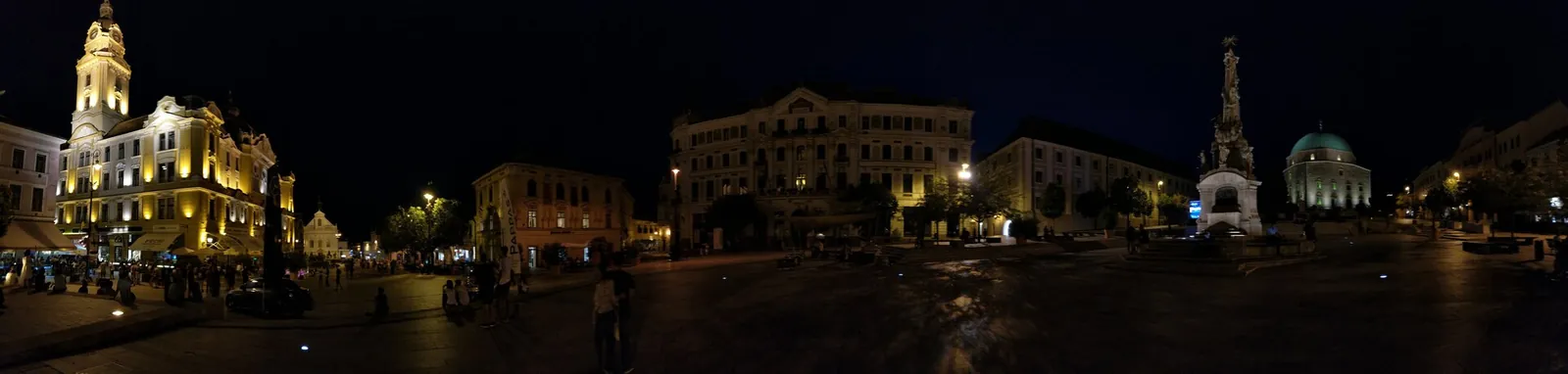 A Széchenyi tér este, a Városházával és a dzsámival