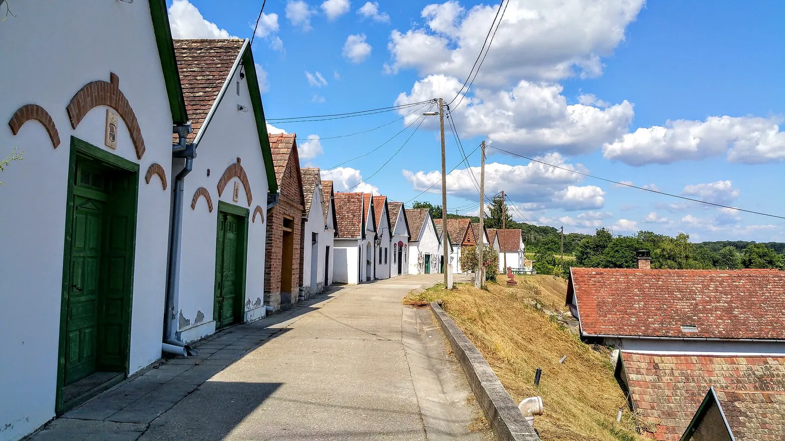 A villánykövesdi pincesor fehér présházai